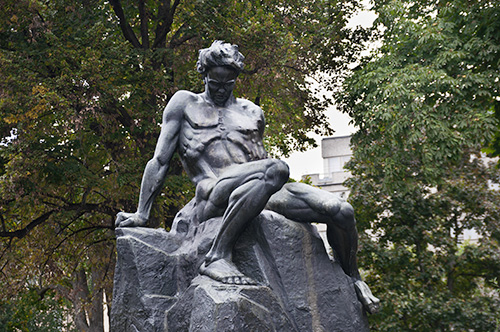 Statyn Titanen i Tegnérlunden