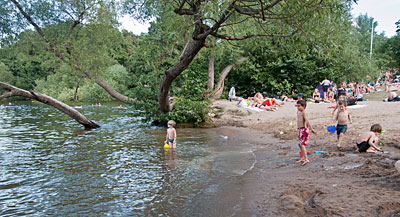 Härlig badstrand med sand på Långholmen