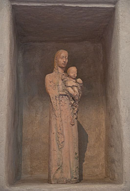 Skulptur av Maria i Storkyrkan